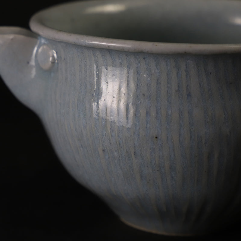 岡本修一　作　青白磁鎬片口