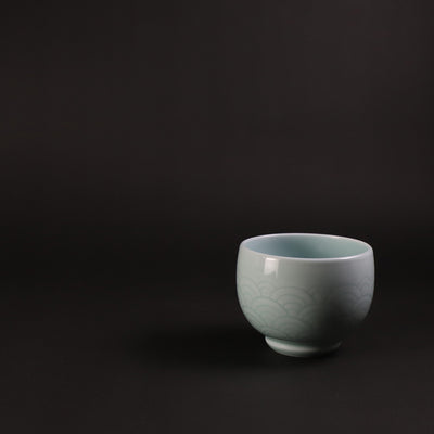 Manji Inoue's work, blue and white porcelain sake cup with blue sea wave pattern (large)