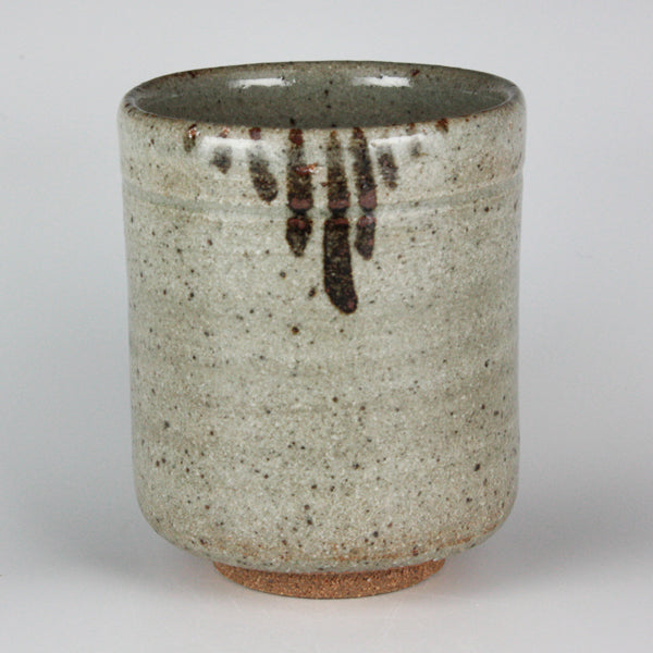 Nakazato Tarōemon Kiln, pictured Karatsu tea cup (Susuki)
