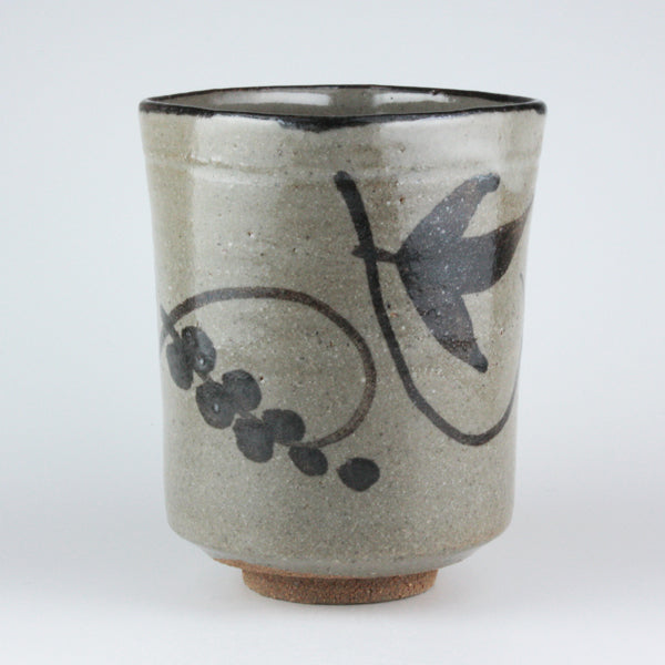 Amazon.co.jp: 唐津焼 西岡良弘 氏作 黒唐津湯呑み茶碗 湯呑み