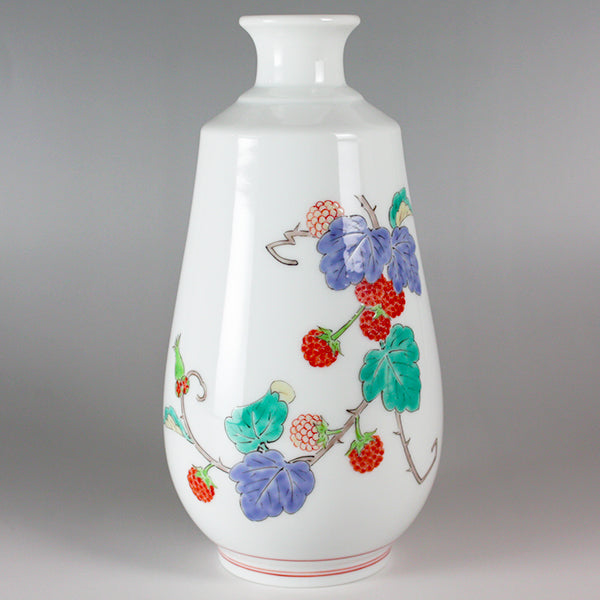Kakiemon Kiln Vase with Nishiki Strawberry Pattern
