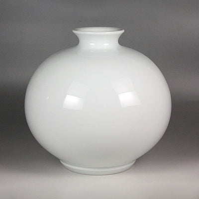 White porcelain round pot by Manji Inoue