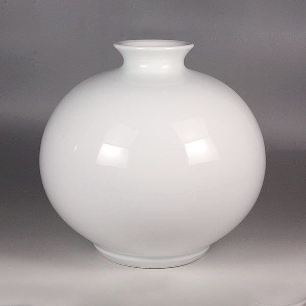 White porcelain round pot by Manji Inoue