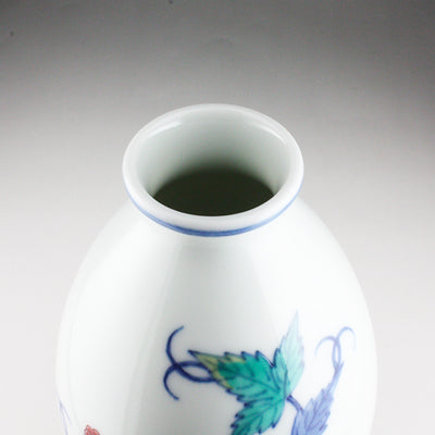 Imaemon kiln Nishiki strawberry painting vase