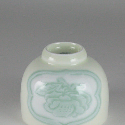 Made by Manji Inoue Yellow-green glaze Camellia engraving Guinomi