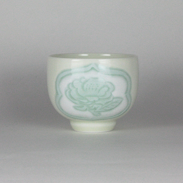 Made by Manji Inoue Yellow-green glaze Camellia engraving Guinomi