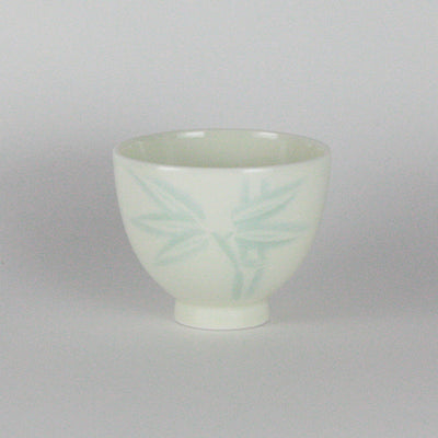 Made by Manji Inoue Yellow-green glaze Sasa-engraved sake cup