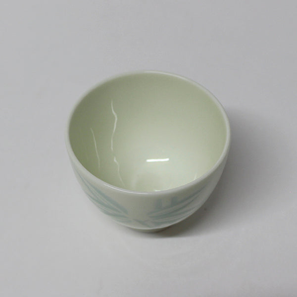 Made by Manji Inoue Yellow-green glaze Sasa-engraved sake cup
