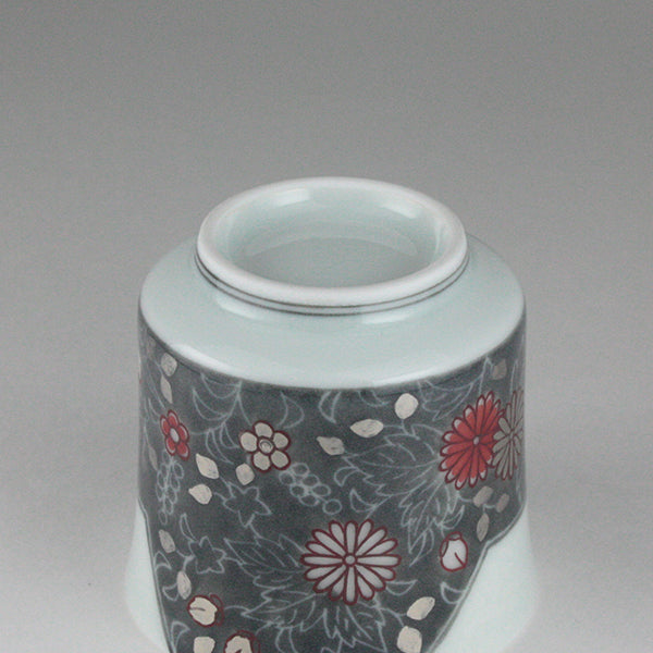 14th generation Imaizumi Imaemon Guinomi Sake cup with overglaze enamel, snowflakes and ink