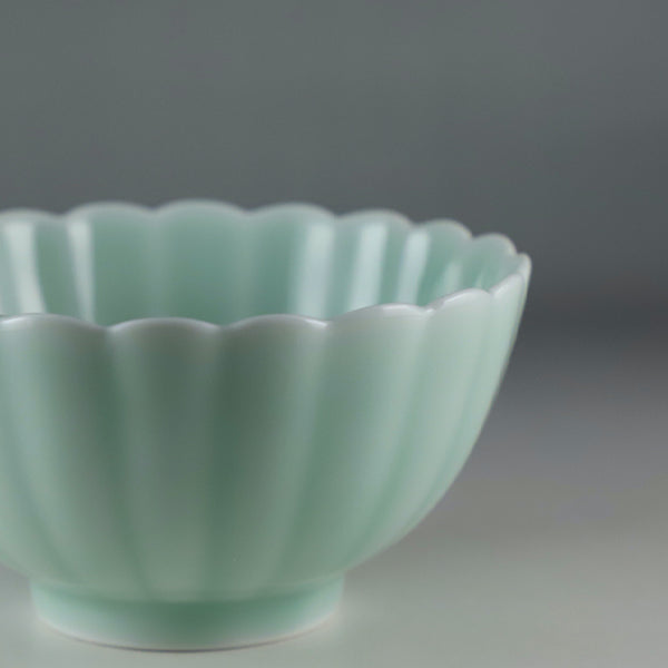 鍋島虎仙窯 青磁菊小鉢 – ギャラリー一番館オンラインショップ