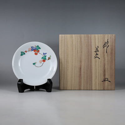 Kakiemon Kiln Nishiki Strawberry Plate (Five Guests)
