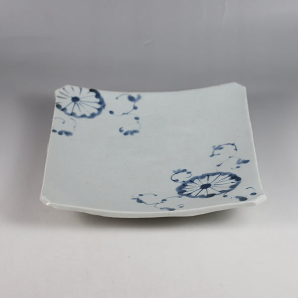 Corner cut square plate by AritaPorcelainLab (chrysanthemum painting)