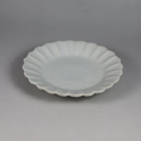 Chrysanthemum-shaped small plate by Arita PorcelainLab (Yi Dynasty white porcelain)