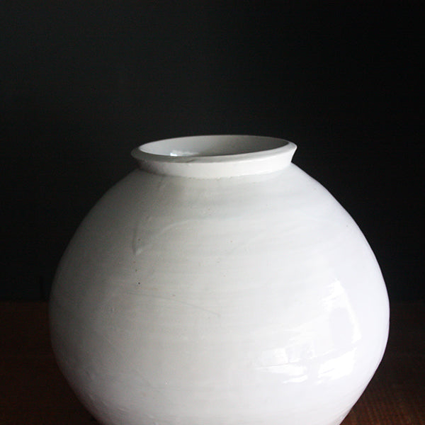 White porcelain jar by Masahiro Takehana