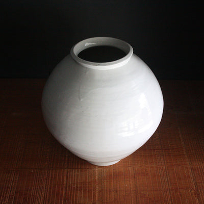 White porcelain jar by Masahiro Takehana