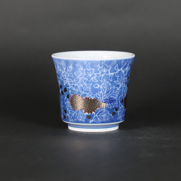 14th generation Imaizumi Imaemon Guinomi Sake cup with overglaze enamel indigo blue ink ink splashing flower design