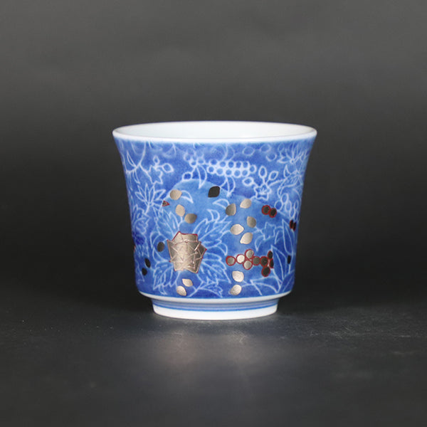 14th generation Imaizumi Imaemon Guinomi Sake cup with overglaze enamel indigo blue ink ink splashing flower design
