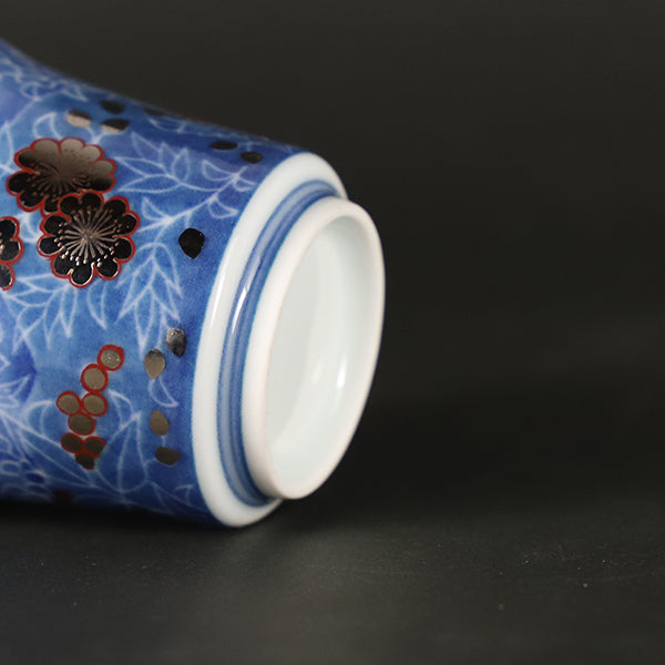 14th generation Imaizumi Imaemon Guinomi Sake cup with overglaze enamel indigo blue ink ink splashing flower design