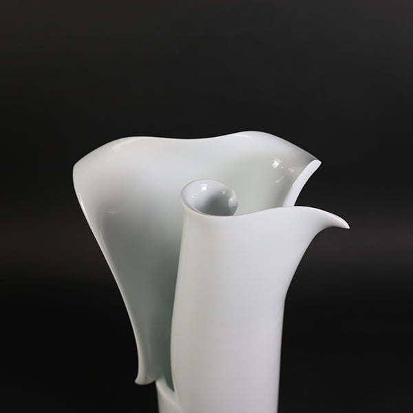 Blue porcelain vase by Akio Momota