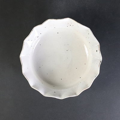 中里太亀　作　粉引輪花向附