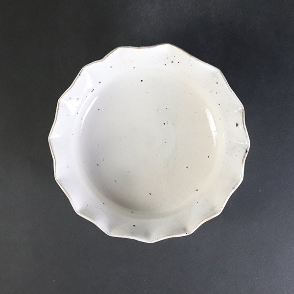 中里太亀　作　粉引輪花向附