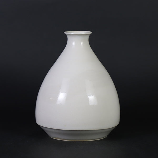 Sake bottle by Hanako Nakazato