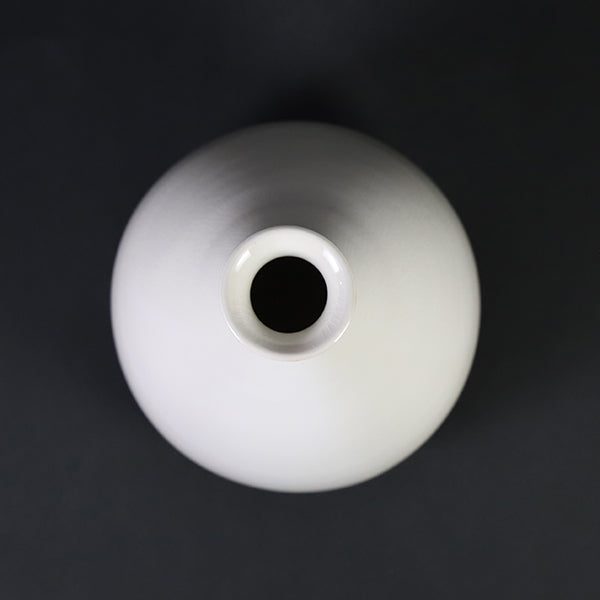 Sake bottle by Hanako Nakazato