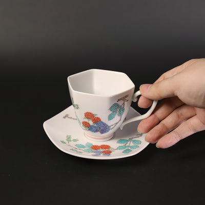 15th generation Sakaida Kakiemon's cloudy hand strawberry design coffee bowl