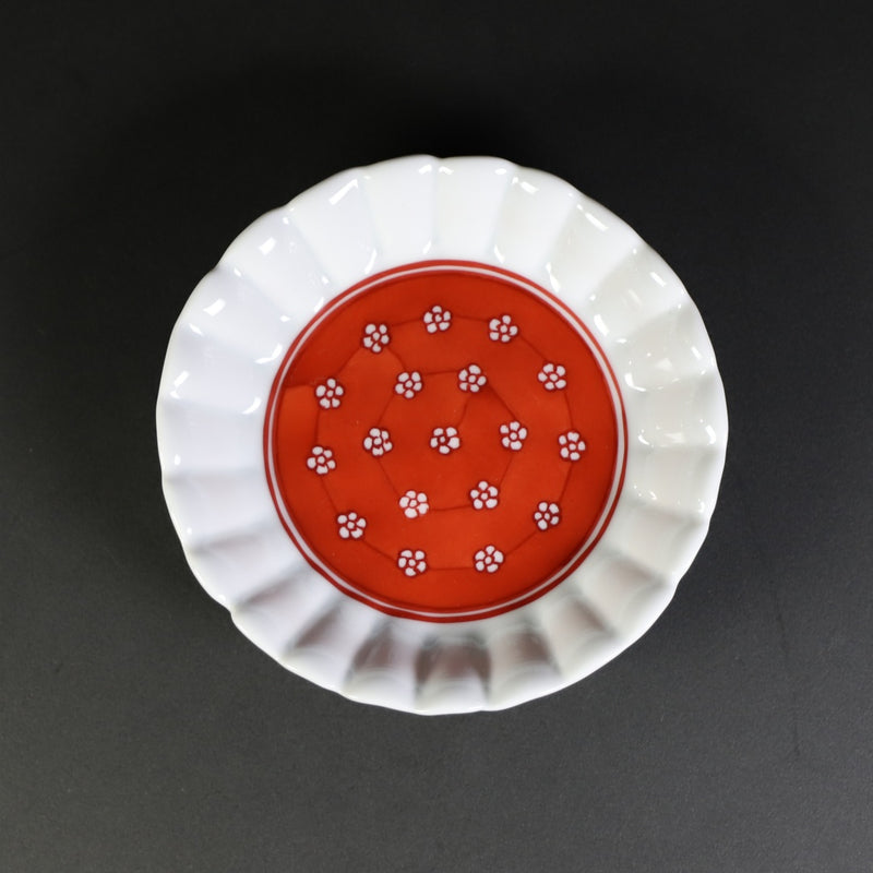 Gen-emon kiln red-painted plum background crest round chrysanthemum-shaped hand salt dish