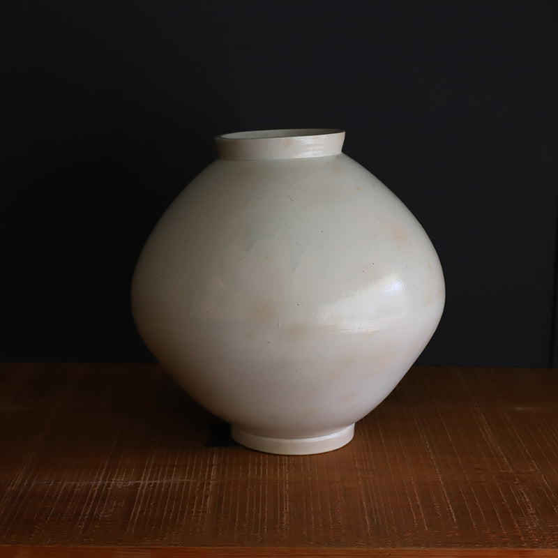 White porcelain jar by Naoto Yano