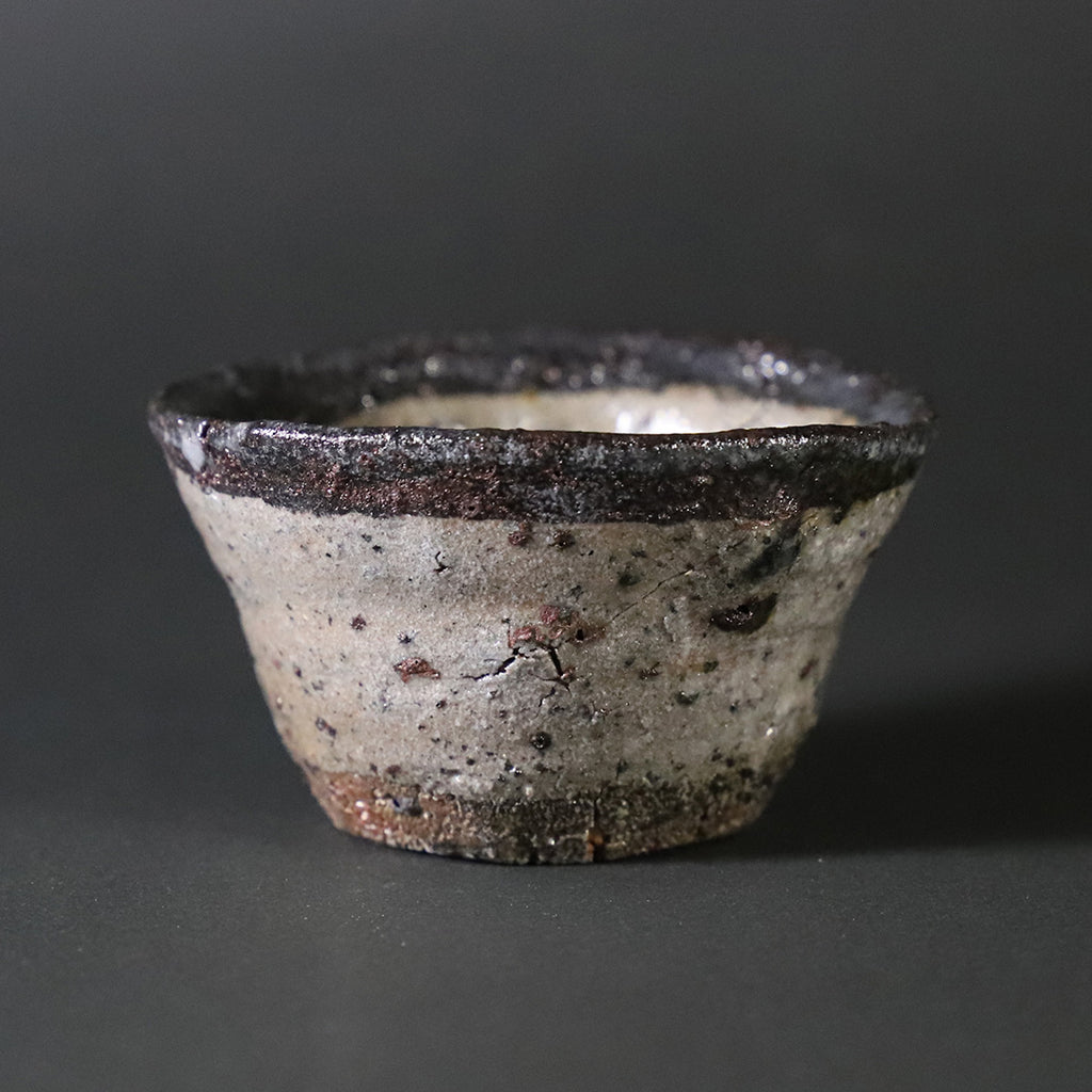 丸田雄 作 唐津皮鯨ぐい呑 3 – ギャラリー一番館オンラインショップ