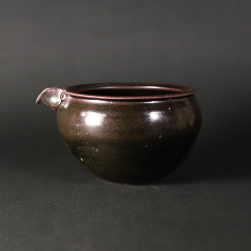 中里太亀　作　黒釉片口