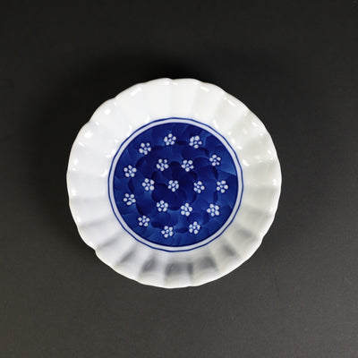 Gen-emon Kiln Hand-salted plate with round chrysanthemum pattern