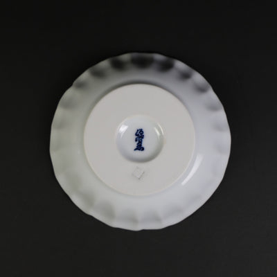 Gen-emon kiln red-painted plum background crest round chrysanthemum-shaped hand salt dish