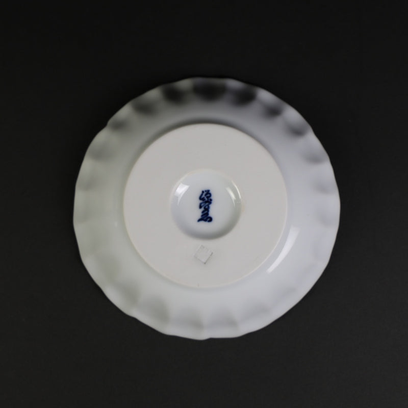 Gen-emon kiln red-painted plum background crest round chrysanthemum-shaped hand salt dish