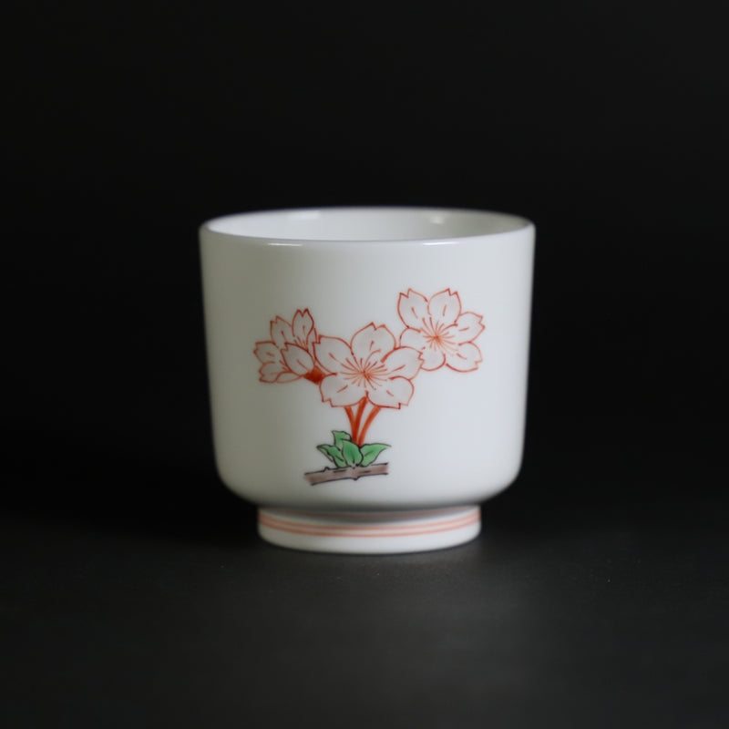 15th generation Sakaida Kakiemon Sake cup with cherry blossom design