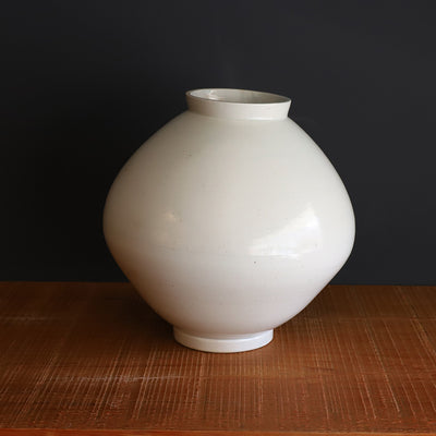 White porcelain jar by Naoto Yano