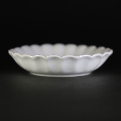 Gen-emon kiln red-painted plum background crest round chrysanthemum-shaped hand salt dish
