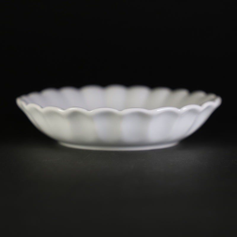 Gen-emon kiln red-painted plum background crest round chrysanthemum-shaped hand salt dish