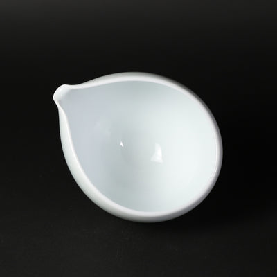 百田暁生　作　青白磁片口