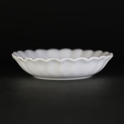 Gen-emon Kiln Hand-salted plate with round chrysanthemum pattern