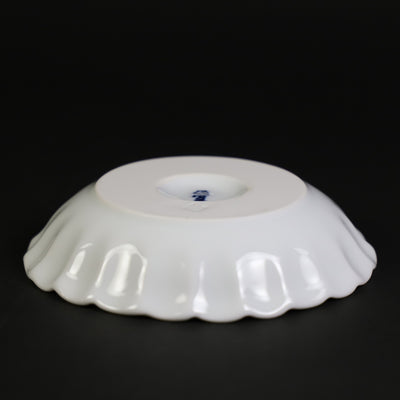 Gen-emon kiln red-painted plum background crest round chrysanthemum-shaped hand salt dish