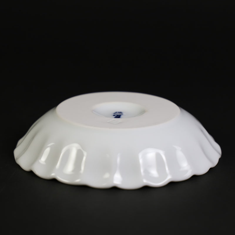 Gen-emon kiln red-painted plum background crest round chrysanthemum-shaped hand salt dish