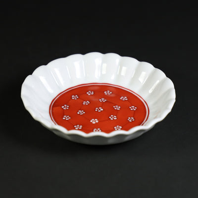 Gen-emon kiln red-painted plum background crest round chrysanthemum-shaped hand salt dish