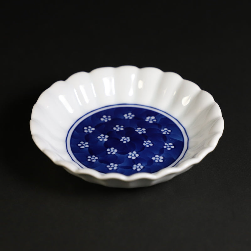 Gen-emon Kiln Hand-salted plate with round chrysanthemum pattern