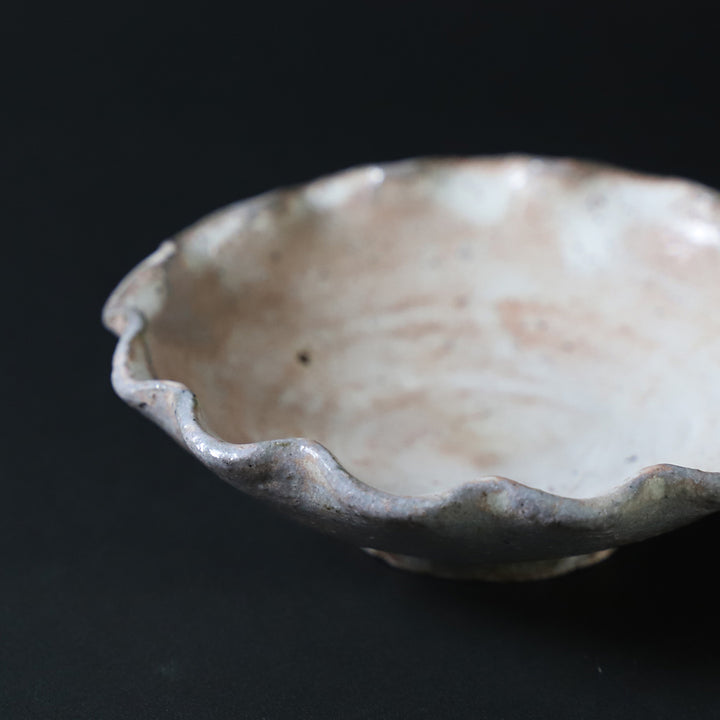 丸田宗彦 作 粉引唐津輪花銘々皿揃 – ギャラリー一番館オンラインショップ