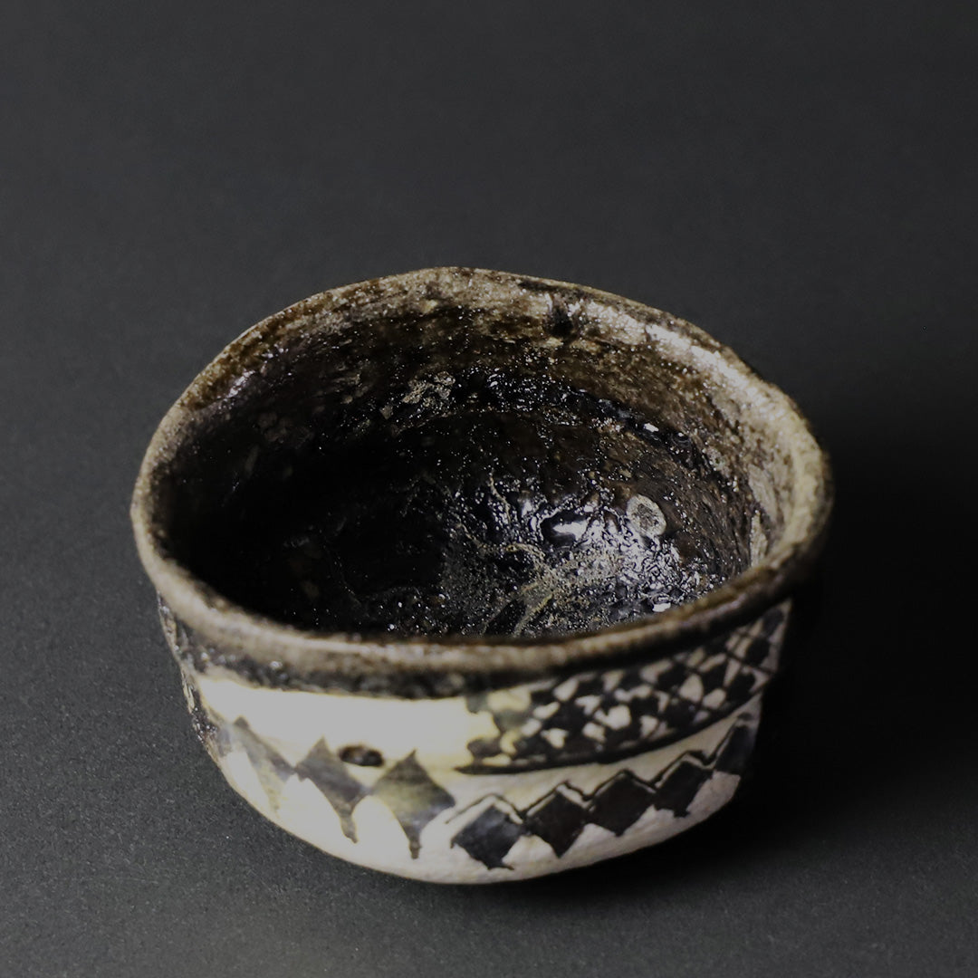 #唐津焼 #丸田宗彦作 #ぐい呑 #黒織部 Karatsu Kuro Oribe Sake Cup by Munehiko Maruta – ギャラリー