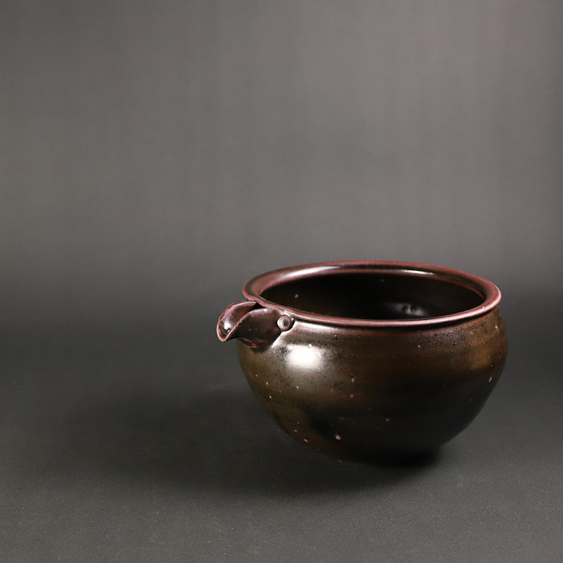 中里太亀　作　黒釉片口